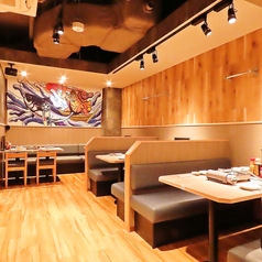 【貸切OK！広々テーブル席】開放感溢れるテーブル席も完備しております。区画貸し切りなら最大58名様までご利用可能なので、新年会・同窓会等の各種宴会にぜひご利用ください。宴会にピッタリの「横断幕」or「寄せ書き焼酎ボトル」特典付きプレミアムコースもご用意しております！