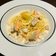 スモークサーモンと貝柱のレモンクリームパスタ