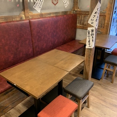 【1階】2名様～4名様向けのテーブル席。友人や同僚との気軽な飲みにもぴったり！