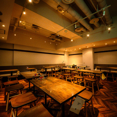 広々とした店内の丸ごと貸切ご利用が可能となっております!歓送迎会など大人数での企業ご宴会、同窓会、結婚式の二次会、打ち上げなど、様々な大型パーティーのシーンに最適です。レイアウトや演出、ご予算に合わせたコース内容のご相談なども柔軟に対応いたしますので、まずはお気軽にお電話ください!