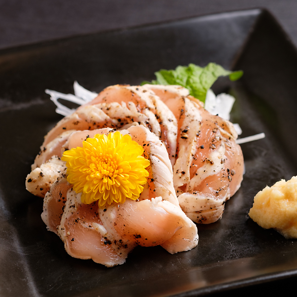 店長おすすめ！銘柄【大摩桜】鶏のたたきは828円(税込)でご用意しております！