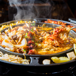 【一口食べればやみつき！】濃厚なチーズとスパイシーなタッカルビソースが絡み合った人気のひと品！