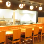 小気味よい厨房の様子をご覧いただき、料理やお酒を楽しめるカウンター席です♪おひとり様も大歓迎！