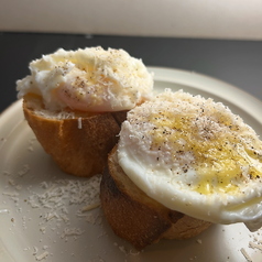 パルミジャーノをかけた半熟卵のブルスケッタ