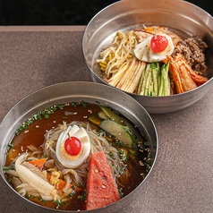 粉から手打ちで練り上げる自家製麺です。