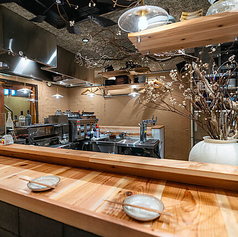 【東梅田駅から徒歩5分】当店のカウンター席は全14席、ゆったりとした空間でお食事をお楽しみいただけます。目の前で繰り広げられる料理のパフォーマンス×こだわりの逸品×種類豊富なドリンクを堪能しながら、特別なひとときをお過ごしください。