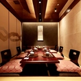 【各席違った雰囲気のデザイナーズ個室席】大人の為の落ち着いた雰囲気となっております。2名様~100名様までご利用可能な完全個室席は名駅での接待や女子会合コンなど各種宴会に最適なプライベート個室空間♪お得な宴会コースプランもご予算に合わせて3000円~ご用意。誕生日や記念日にお得なサプライズ特典もご用意◎◎