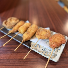 サクサク食感で仕上げるバラエティ豊かな串揚げ各種が◎