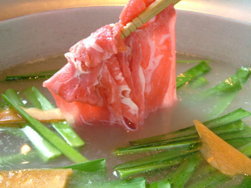 ヘルシー≪ラムしゃぶ≫は常連様からの絶大な人気を誇る一品！秘伝のタレでお召し上がりください！