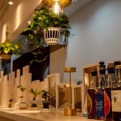 木のぬくもり溢れるカウンター席は、おひとり様のランチやサク飲みに大変おすすめです♪各お席にはコンセントもご用意しておりますので、ノマドワーカーの方に優しい造りとなっております◎仕事帰りや観光中のおひとり様はもちろん、ご夫婦やカップルのデートのご利用も大歓迎!こだわり料理と美味しいお酒で大満足の夜を♪