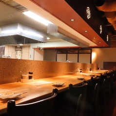 【お食事デート】距離を縮める特別な魔法…大切な方との親密な時間をお楽しみ頂けるカウンター席。柔らかな灯りに包まれて肩を並べる距離感、お料理を一口ずつ分け合うことで、特別な親密さを生み出し、より一層美味しさを感じられます。お好みにあわせておすすめのお酒をご案内いたしますのでお気軽にお尋ねください。