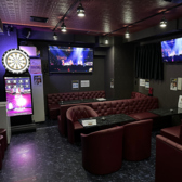 【ダーツライブ完備】ダーツライブを完備しており、飲み放題+歌い放題セットで楽しめるのが当店の魅力です。お食事やお酒と一緒に本格ダーツを楽しめるため、グループ利用にも最適!さらに、投げ放題にも対応しているので、仲間とワイワイ遊びたい方にもぴったりです。