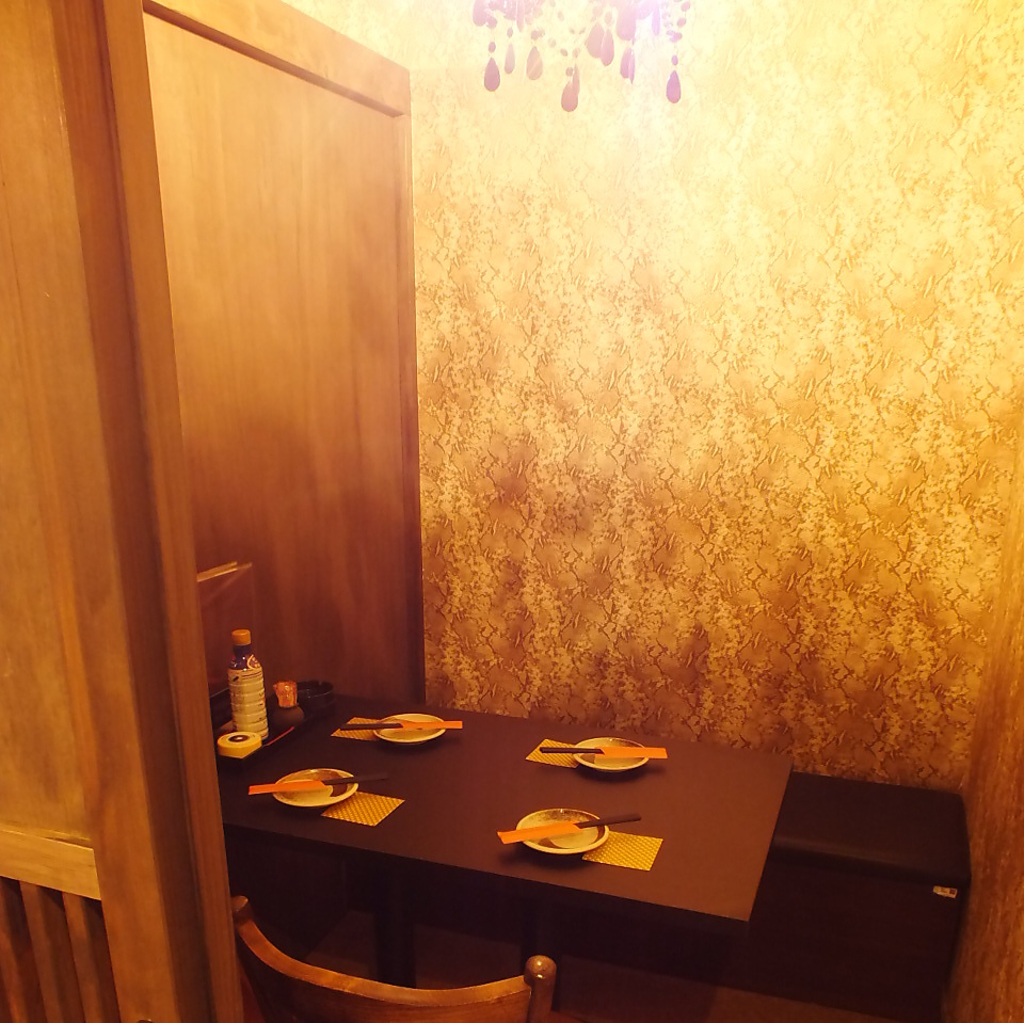 【大人の隠れ家】間接照明が心地よいテーブル個室は、ゆったり座れて女子会やデートにも◎