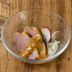 低温調理鴨と菜の花のそば味噌マヨネーズかけ