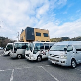 《和食や　庄八　本店》　法事、同窓会、各種宴会に多くご利用いただいていおります。無料送迎バスもマイクロバス3台、小型1台と充実のラインナップ。駐車スペースも35台あるので大人数の宴席も安心です。又出張パーティー、仕出しの宅配サービスも保冷車2台で配達可能。全ての注文は本店一括管理となっています。　