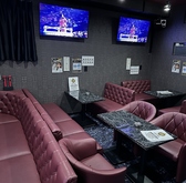 【カラオケ歌い放題】歌い放題で盛り上がれる“遊べるBAR”飲んで歌って、みんなでワイワイ楽しめます♪二次会やパーティーにもぴったりで、思いきり楽しみたい夜におすすめです。