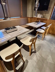 個室のようなプライベート感を保ちつつ、開放的な空間を演出する半個室友人との食事、少人数の打ち合わせなど様々な用途でご利用いただけます！