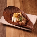 料理メニュー写真&nbsp;鶏とキノコと厚揚げの朴葉焼き　肉味噌仕立て
