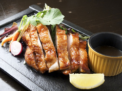 若鶏の皮パリ焼き ガーリックステーキソース