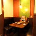 【2～4名様テーブル席】落ち着いた色味の店内はゆっくり飲めてデートにも最適！駅近で気軽に来店できるのもポイントです◎