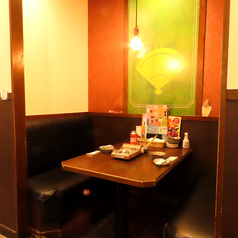 【2～4名様テーブル席】落ち着いた色味の店内はゆっくり飲めてデートにも最適！駅近で気軽に来店できるのもポイントです◎