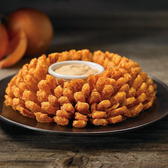 全てがアメリカンサイズだから楽しい！ステーキなど自慢の料理はもちろん、サイドメニューも充実。フライドオニオンやナチョスまで、ビッグサイズをぜひシェアしてお楽しみください。