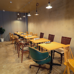 落ち着いた色合いが印象的な店内は、ゆったりとしたひとときを提供します。シンプルで洗練されたインテリアが、リラックスした雰囲気を演出します。特別なソファ席もおひとつご用意。お一人様でも気軽に利用でき、デートにも最適な空間で心地よいひとときを味わえる場所です☆