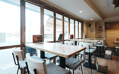 団体利用に便利なテーブル席。ちょっとした地域のお集まりや賑やかなご宴会もおまかせください！