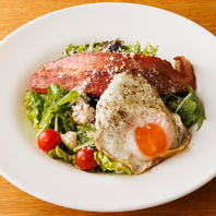 炙りベーコンと10種トッピングの贅沢シーザーサラダ