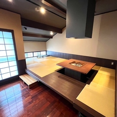 【囲炉裏個室：淡海】囲炉裏のある情緒あふれる個室です。ご友人同士や接待はもちろん、小さなお子様が寝転がったりするスペースもあるのでお子様連れの方も気兼ねなくお過ごしいただけます。（個室のご予約は、予約時に「お席をリクエストする」を選択頂き、ご要望事項欄に「個室希望」とご記入をお願い致します。）