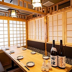 和の趣を感じるおしゃれな空間で、ゆったりとお過ごしいただける広めのお席をご用意しております。気軽な接待や少人数での飲み会はもちろん、デートや合コンの利用にも好評です。20名様まで対応できる団体用席や開放的なオープン席も備えており、各種ご宴会にも便利です！