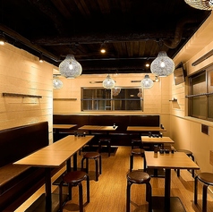 会社の同僚や女性同士でも楽しめるテーブル席。シックな空間で素敵なひと時をお過ごしください♪