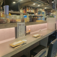 ランチタイムはパッと明るいカウンター