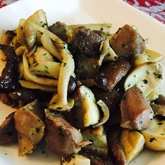 砂肝とキノコの黒コショウ炒め