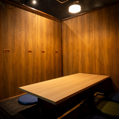 少し広めの完全個室です。会社の飲み会や友人同士の集まり、ご家族でのお食事にもぴったり。木の温もりある落ち着いた個室で、炉端焼きと日本酒をごゆっくりどうぞ。