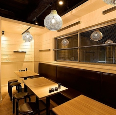 少人数のグループや中規模の集まりにも最適な店内には様々なタイプのお席をご用意しております！お勤め先でのご宴会やご友人との飲み会、女子会や合コン、接待など様々なシーンに最適です◎