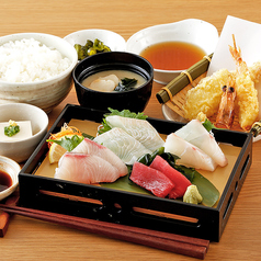 【食事】唐揚げ、お刺身など選べる定食充実!