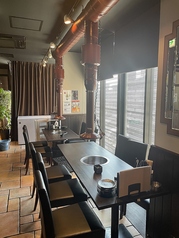 店内はテーブル席のご用意があり、３名様～ご利用可能な半個室もご準備しております。