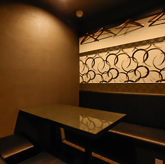 喧騒を忘れる隠れ家のような場所です。3～4名様用の個室は、落ち着いた大人の雰囲気を醸し出し、心地よい時間を演出します。友人や大切な方との特別な集まりにぴったりな空間です。静かな環境で、思い出に残るひとときをお過ごしください。なお、1階または2階の指定はできませんので、ご了承のほどお願いいたします。