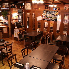 店内は広々としており、ゆったりと過ごせる全59席をご用意しております!人気のカウンター席や、2名・4名・6名様向けのテーブル席に加え、なんと最大14名様まで一列で着席可能です。急な飲み会でも、飛び込みで10名様以上の団体様でも、お席をご案内できるのが当店の大きな魅力です♪賑やかな時間をお過ごしいただけます!