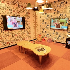 広々としたカラオケルームはキッズルームとしても利用でき、お子様が自然と遊びたくなる明るく開放的な空間です。ボールプールもあり、のびのび体を動かして遊べます。安全性にも配慮されており、親御さんも安心。歌ったり遊んだりしながら、家族みんなで楽しい時間を過ごせるキッズルームです。