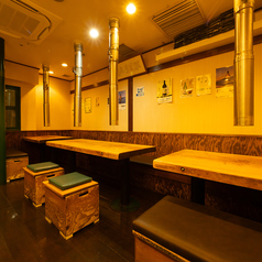 古き良き焼肉店の情緒を残した、どこか懐かしいテーブル席。気取らない雰囲気で楽しみたいデートにぴったりの、活気あるお席です。昭和レトロな情緒とおいしい焼肉の香りに包まれて、自然と笑顔がこぼれます♪