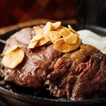名物ビフテキは10種以上の調味料を使用したオリジナルソースやトマトソースでお楽しみいただけます。