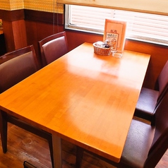 お一人様からでも気兼ねなくご利用いただけるテーブル席。モーニングから、ランチ、ディナーまでカフェご飯をお楽しみください。