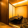 【和モダンなお部屋】和モダンなデザインで、落ち着いた雰囲気を楽しむことができます。明るい木目の床は、自然の温もりを感じさせ、シックな黒い暖簾と温かい間接照明が調和して、洗練された和モダンな雰囲気を演出しており、時間たっぷりと、心ゆくまで満喫したいご宴会に最適です。