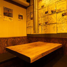 活気あふれる店内の雰囲気を全身で楽しみながら、鮮度抜群のホルモンを存分にご堪能いただけます。美味しいお肉と共に、心地よい時間をお過ごしいただけます◎少人数でのちょっとした飲み会にもぜひ。