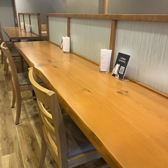 お一人様でも気軽にご利用いただけるカウンター席。木の温もりを感じる落ち着いた空間で、料理人の手仕事を眺めながら、ゆったりとした時間をお楽しみいただけます。ランチタイムはもちろん、仕事帰りの一杯や静かに食事をしたい夜にもおすすめです。