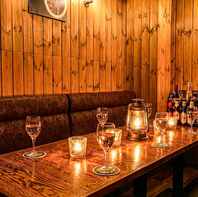 少人数から貸切まで対応できる自由なレイアウト空間