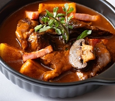 牛バラ肉の赤ワイン煮込み