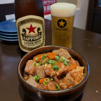 酒の肴にぴったりなじっくり煮込んだ自慢の牛すじ煮